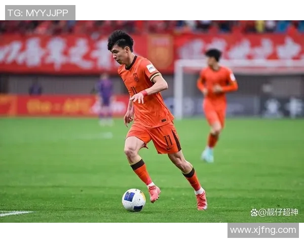 拜合拉木精准传中助力球队逆转胜利展现卓越球技与团队合作精神