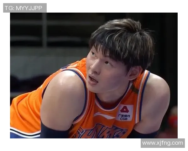 吴少聪在比赛中展现出色防守技巧成功抢断助力球队逆转局势