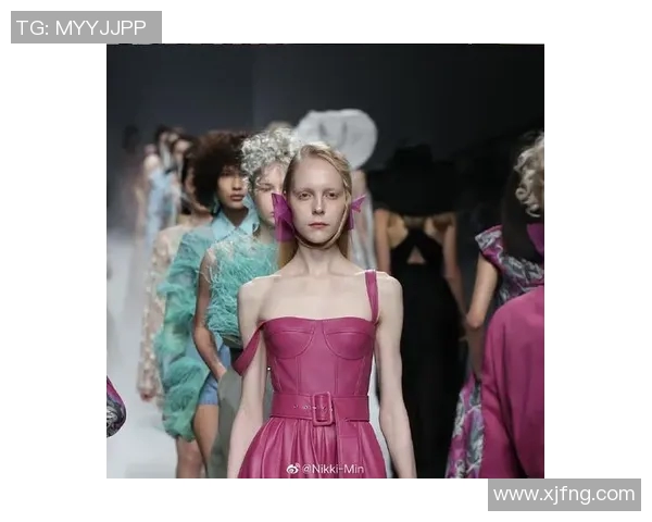 米林科维奇与韩国设计师联手打造首尔时装周,别出心裁时装秀引爆潮流 米林科维奇与韩国设计师联手打造首尔时装周,别出心裁时装秀引爆潮流